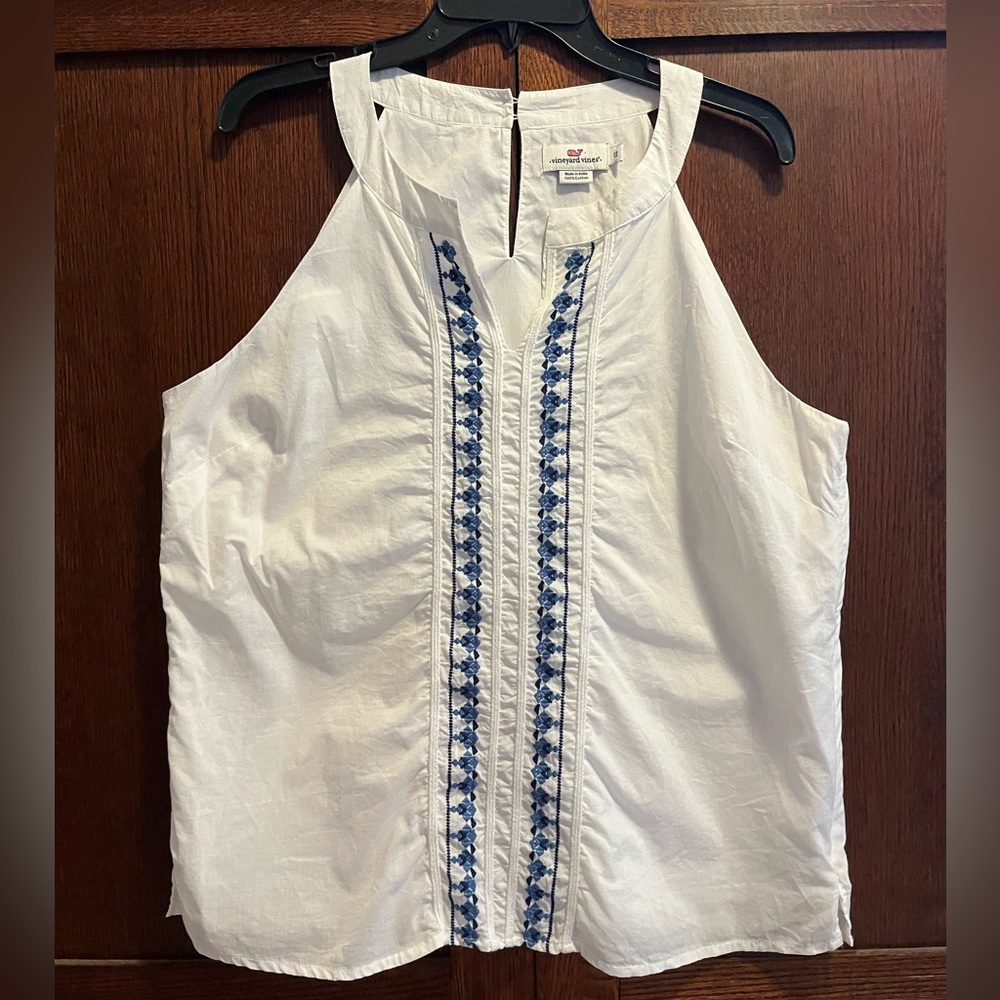 EUC Vineyard Vines White with navy embroidery top 12
